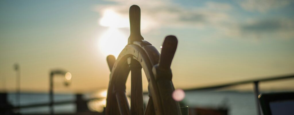 brown wooden ship's wheel